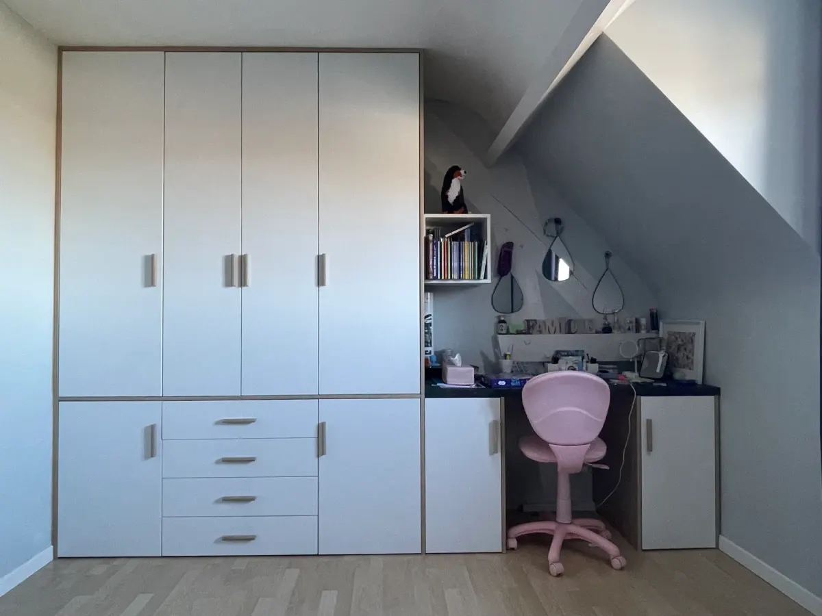 Aménagement de dressing sous combles et coin bureau sur mesure à Caen par ST Agencement