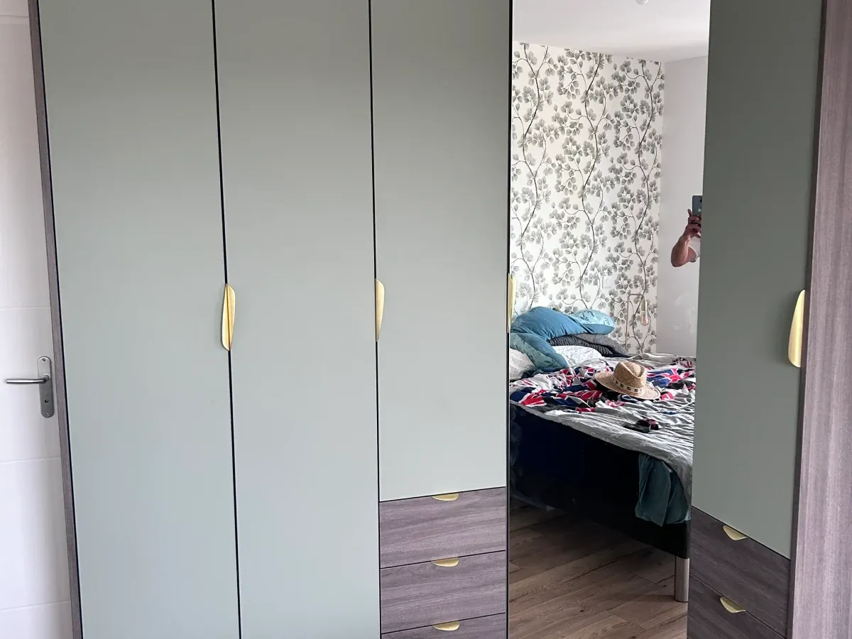 Grand dressing d'angle sur mesure avec menuiserie épurée et portes miroirs dans le Calvados