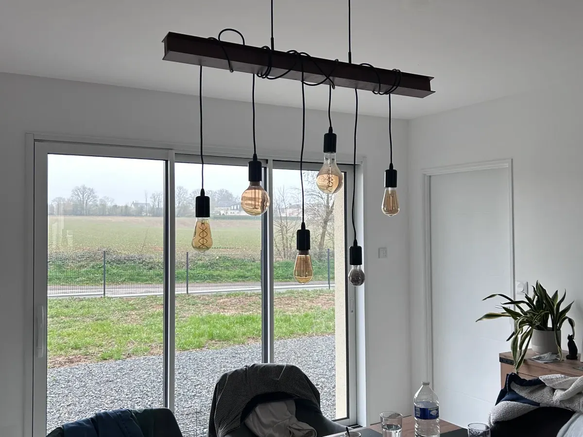 Installation d'électricité et pose de luminaires design suspendus par un artisan agenceur à Caen